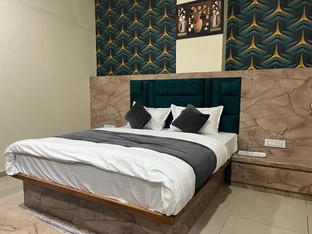 Hotel Sunrise Вадодара Екстер'єр фото